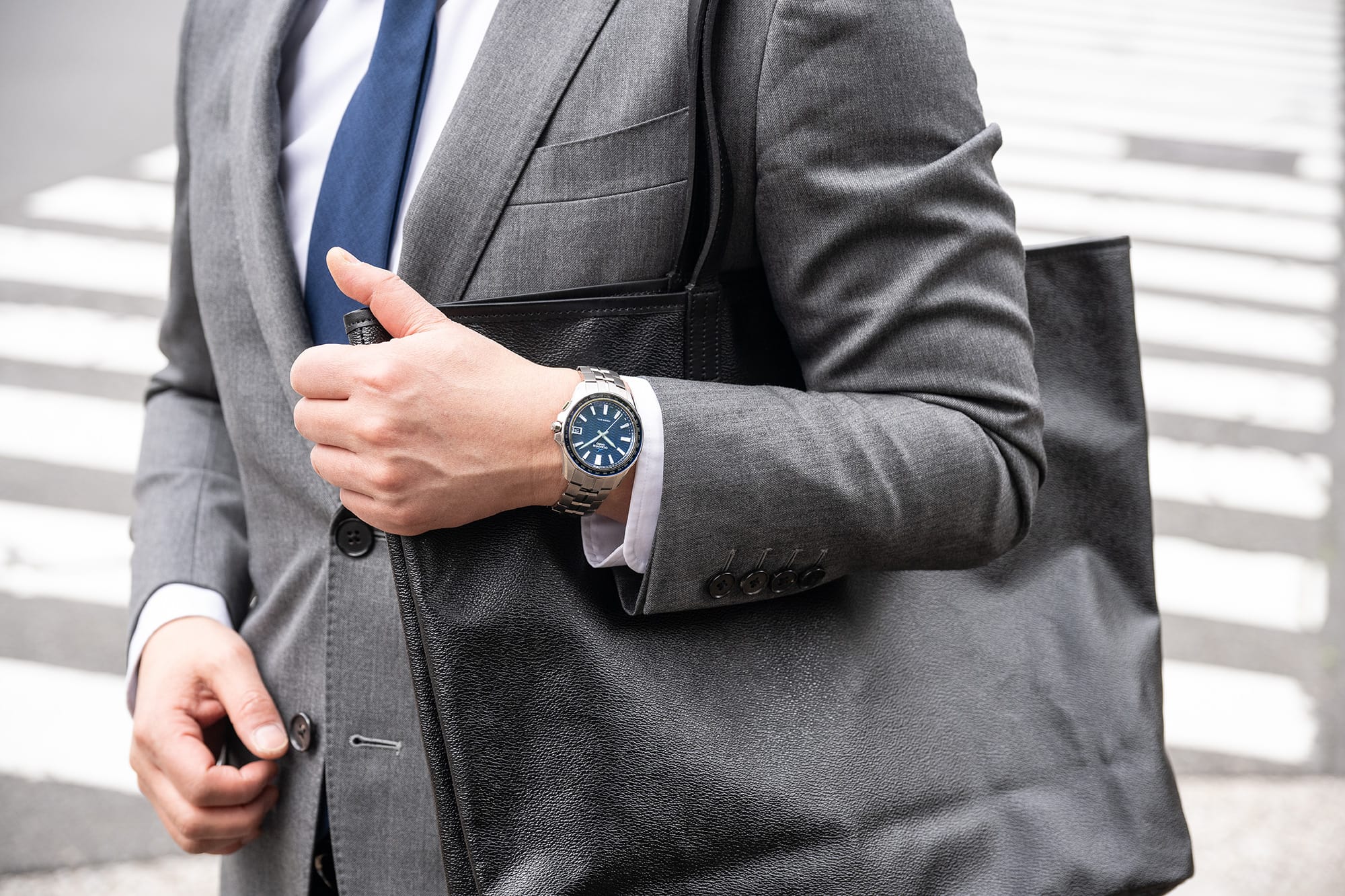 スーツ姿。OCW-S400-2AJF