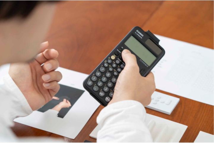 La disposición de las teclas facilita la navegación con el pulgar