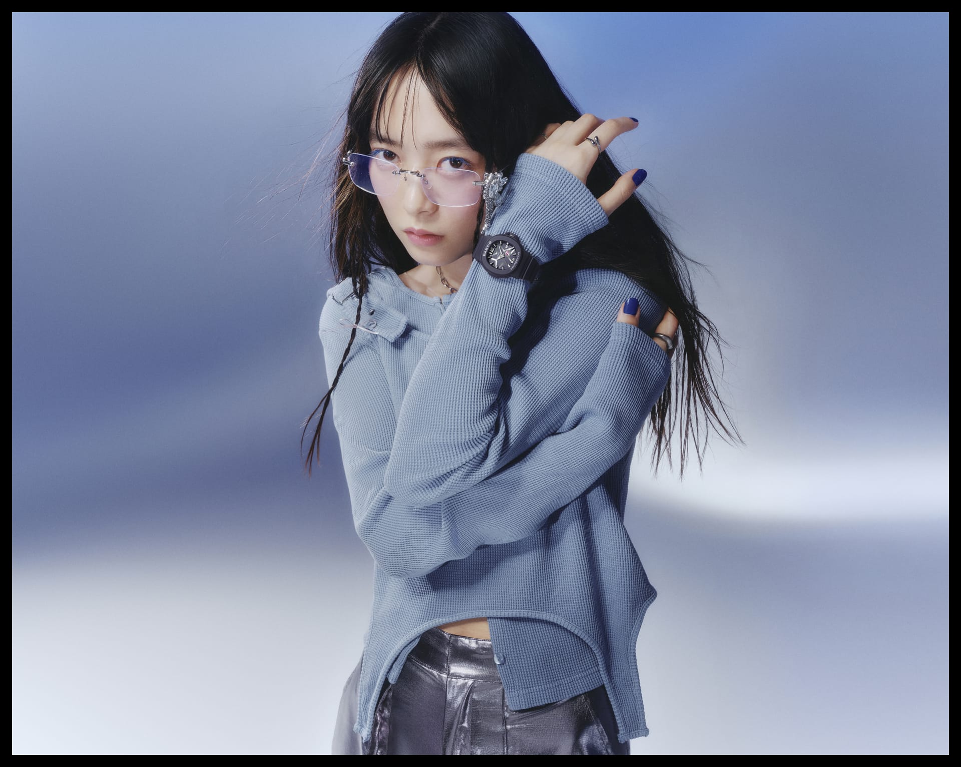 Foto de uma mulher posando enquanto usa o BGA-10D-2A1.