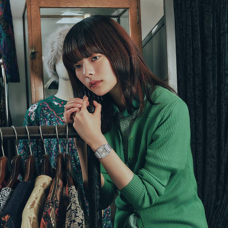 هذه صورة لشخص ينسق إطلالته مرتديًا ساعة G-SHOCK AQ-230A-7AMQY في أجواء تعكس عالم الموضة.