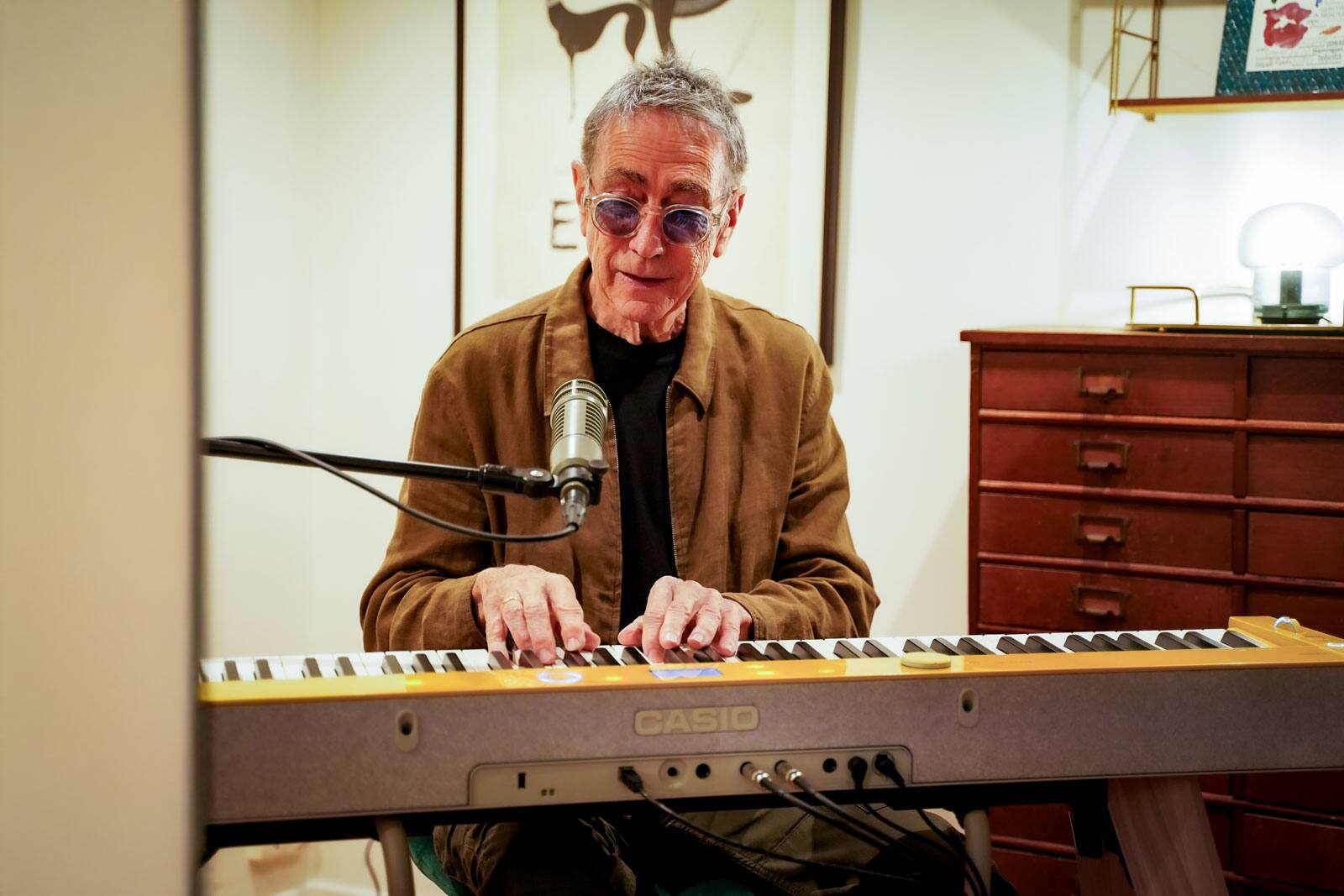 Alain tocando un Privia