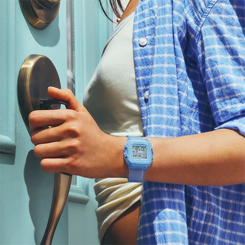 Una mujer que lleva un reloj BGD-10KG-2
