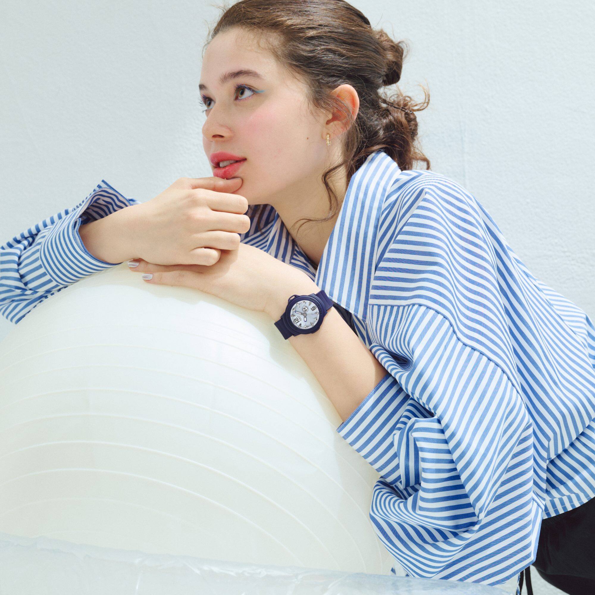 BGA-15K-2Aをつけた女性の上半身のアップ