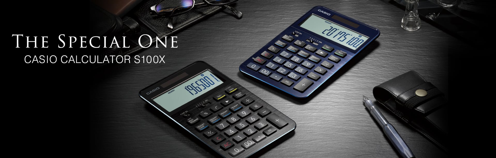 Casio zakrekenmachine twee premium modellen in blauw S100X BU en zwart S100X BK op een zwart bureau