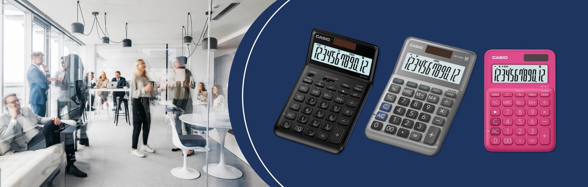 Drie CASIO bureaucalculatormodellen op de voorgrond, op de achtergrond een kantoorscène met verschillende mensen in gesprek.