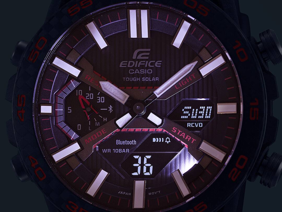 De verlichte wijzerplaat van de Edifice Nismo MY23 in het donker