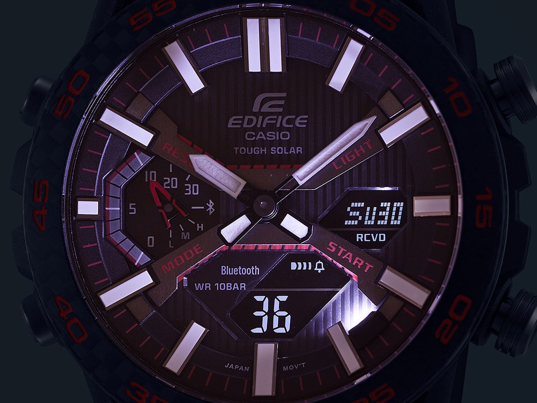 De verlichte wijzerplaat van de Edifice Nismo MY23 in het donker