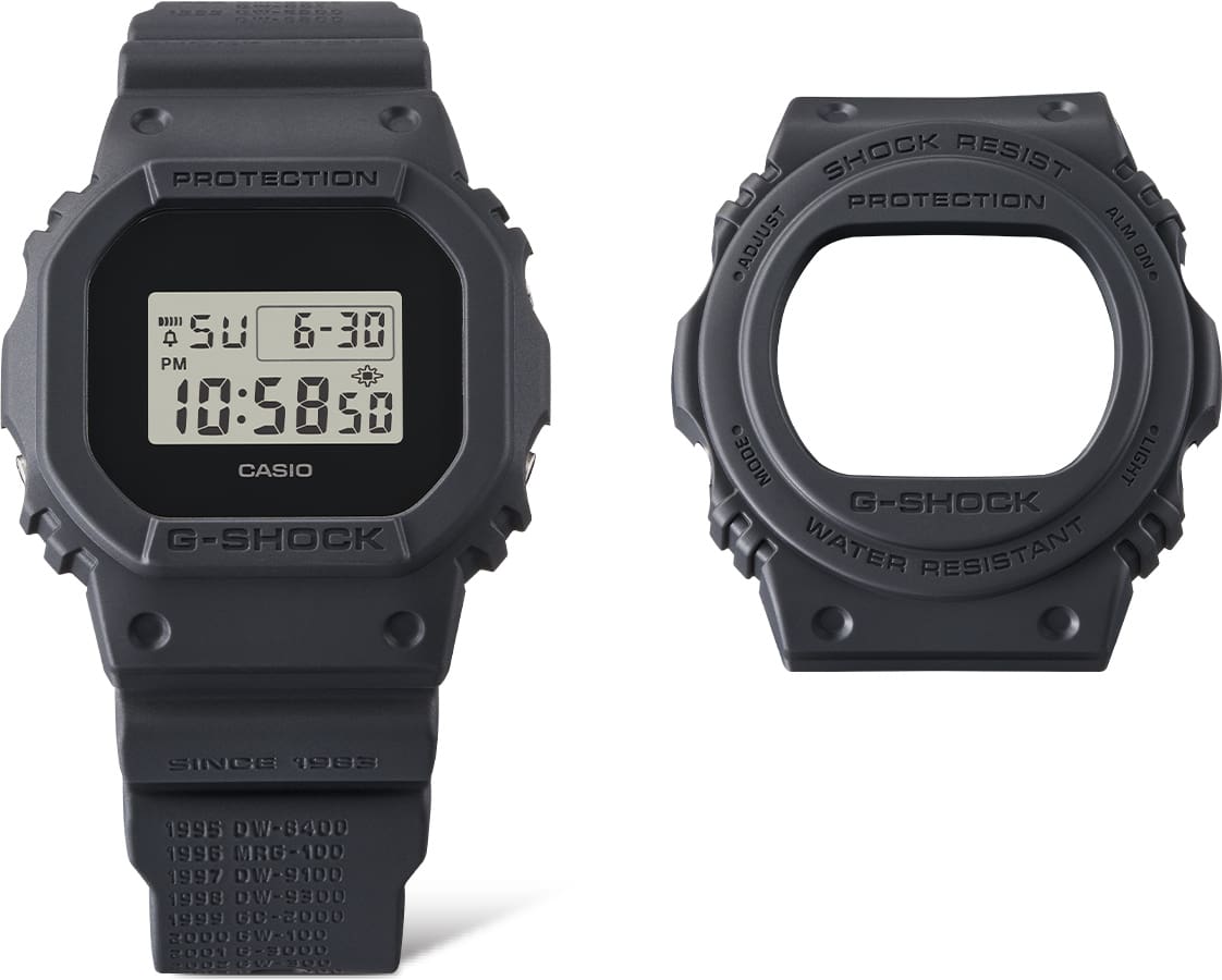 Het G-Shock jubileumhorloge DWE-5657RE naast de alternatieve bezel om te verwisselen.