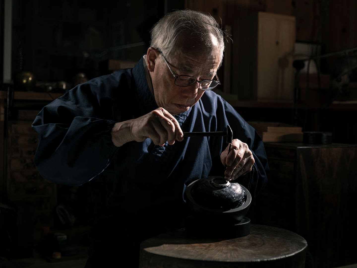 Metaalsmid Kobayashi Masao bezig met het graveren van de G-Shock MR-G