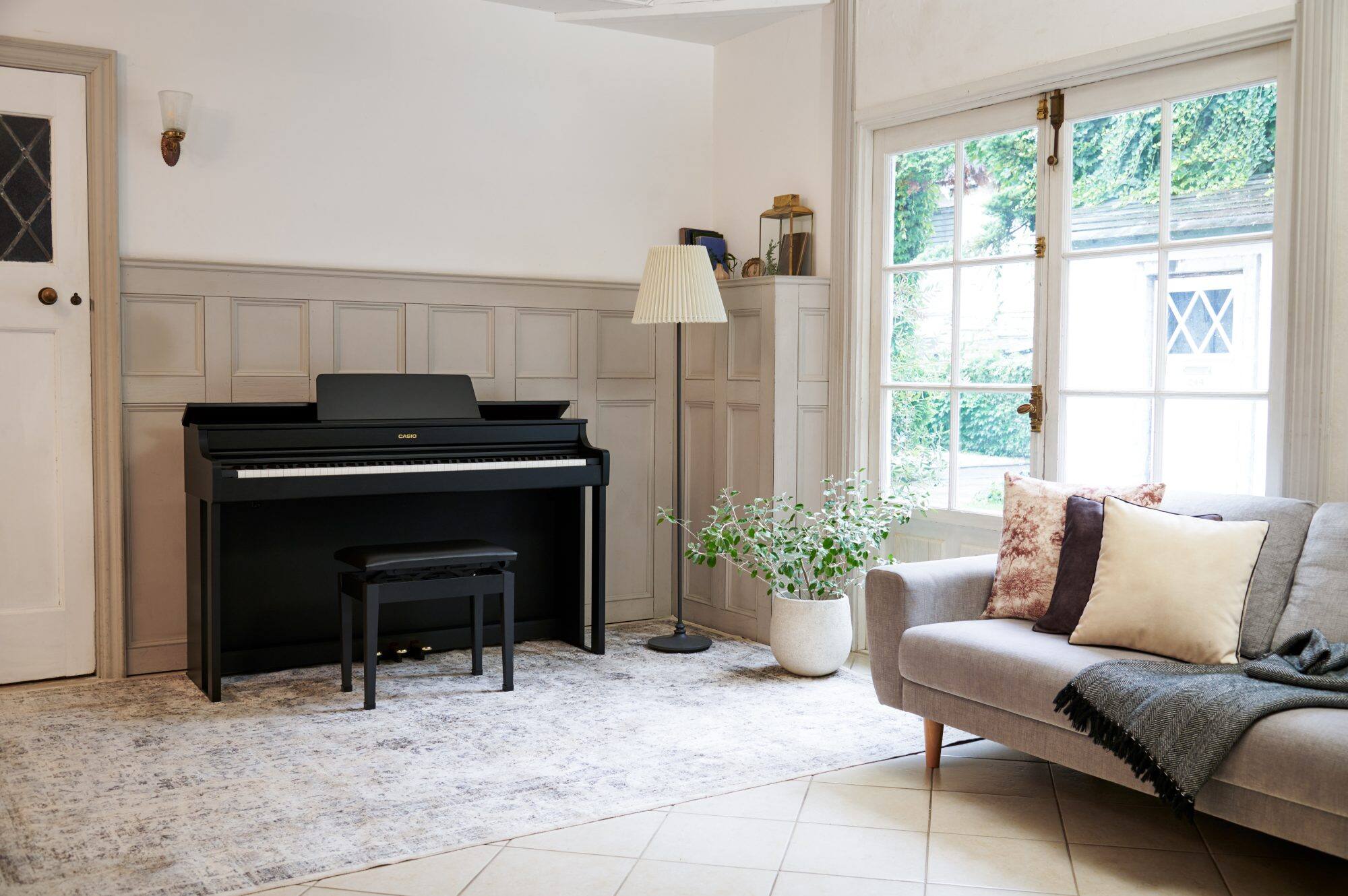 De zwarte AP-300BK in een lichte woonkamer. De link opent de productpagina in hetzelfde venster.