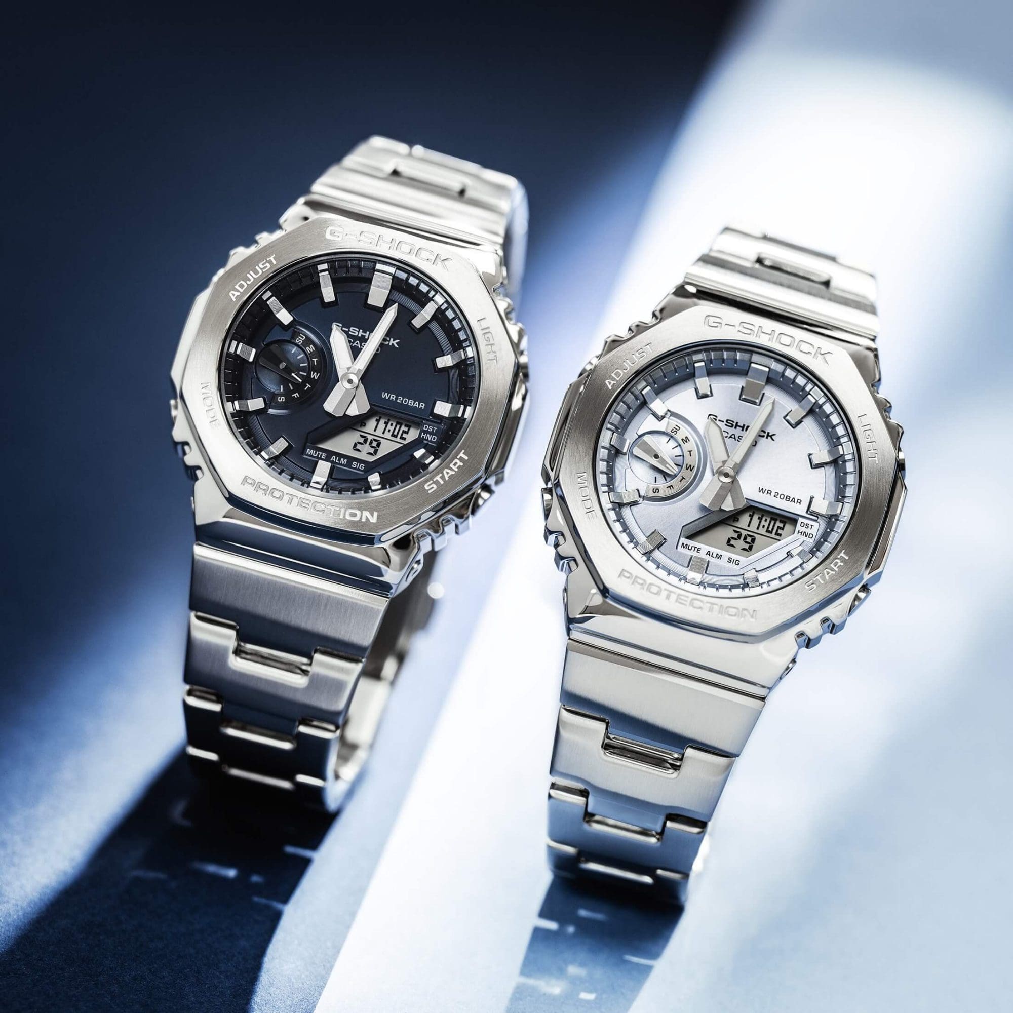 G-Shock GM-2110D blauw en lichtblauw horloges naast elkaar