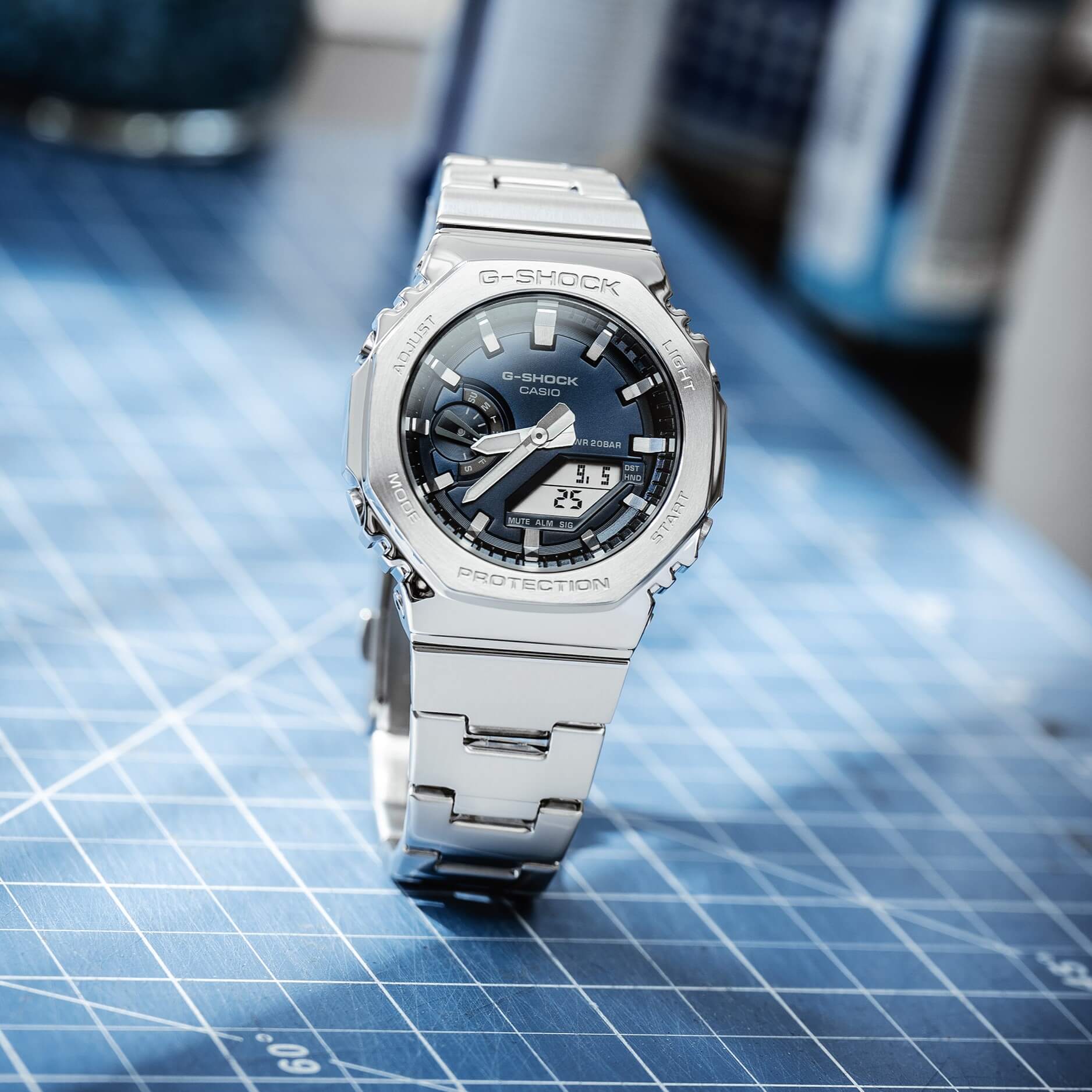 De GM-2110D-2AER met donkerblauwe ring op een grafische achtergrond