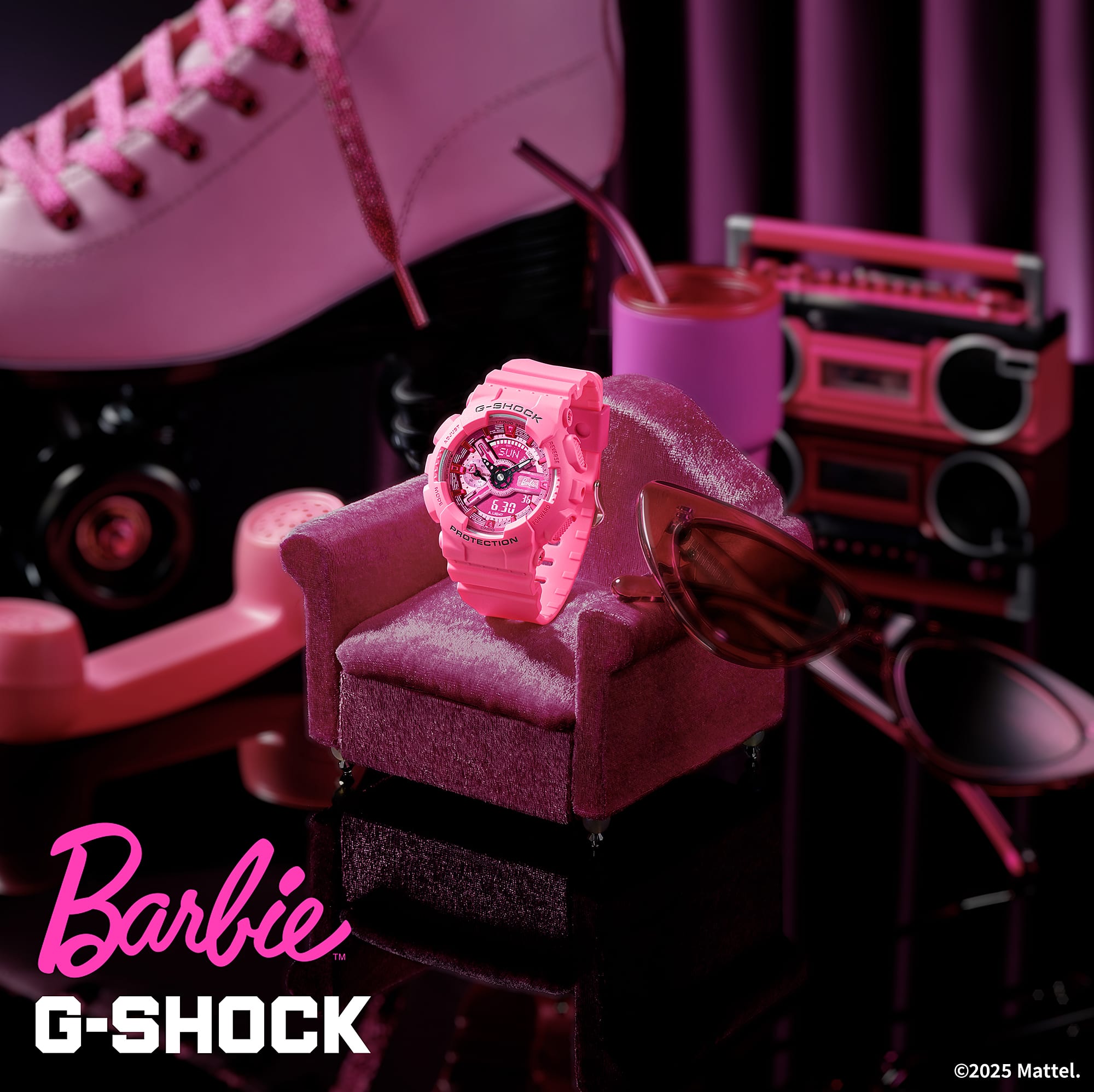 De roze Barbie™ G-SHOCK GMA-S110BE op een kleine roze fauteuil