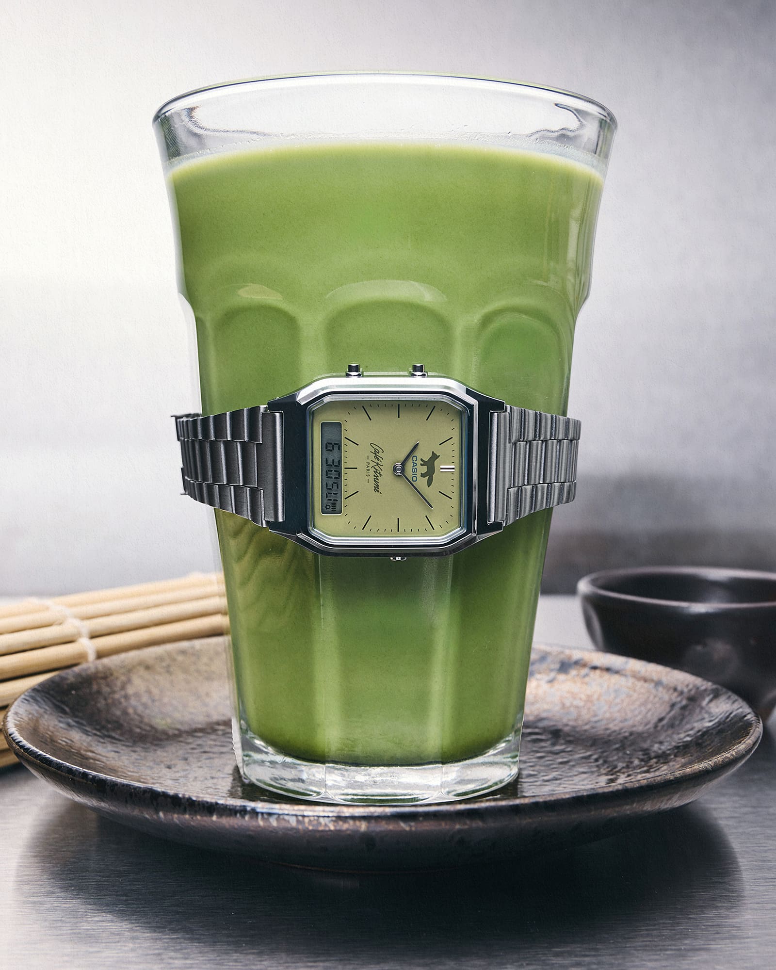 De AQ-230ECK-3A met een glas matcha latte