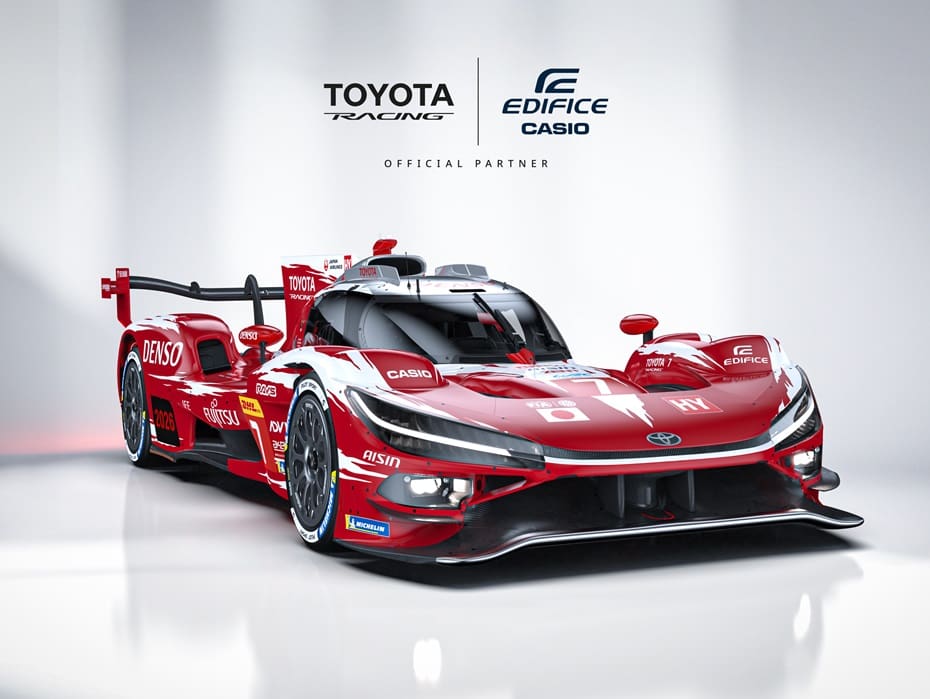 Een rode Toyota Racing-auto met sponsorlogo's. Tekst maakt het plaatje compleet: Toyota Racing, Edifice Casio, officiële partner