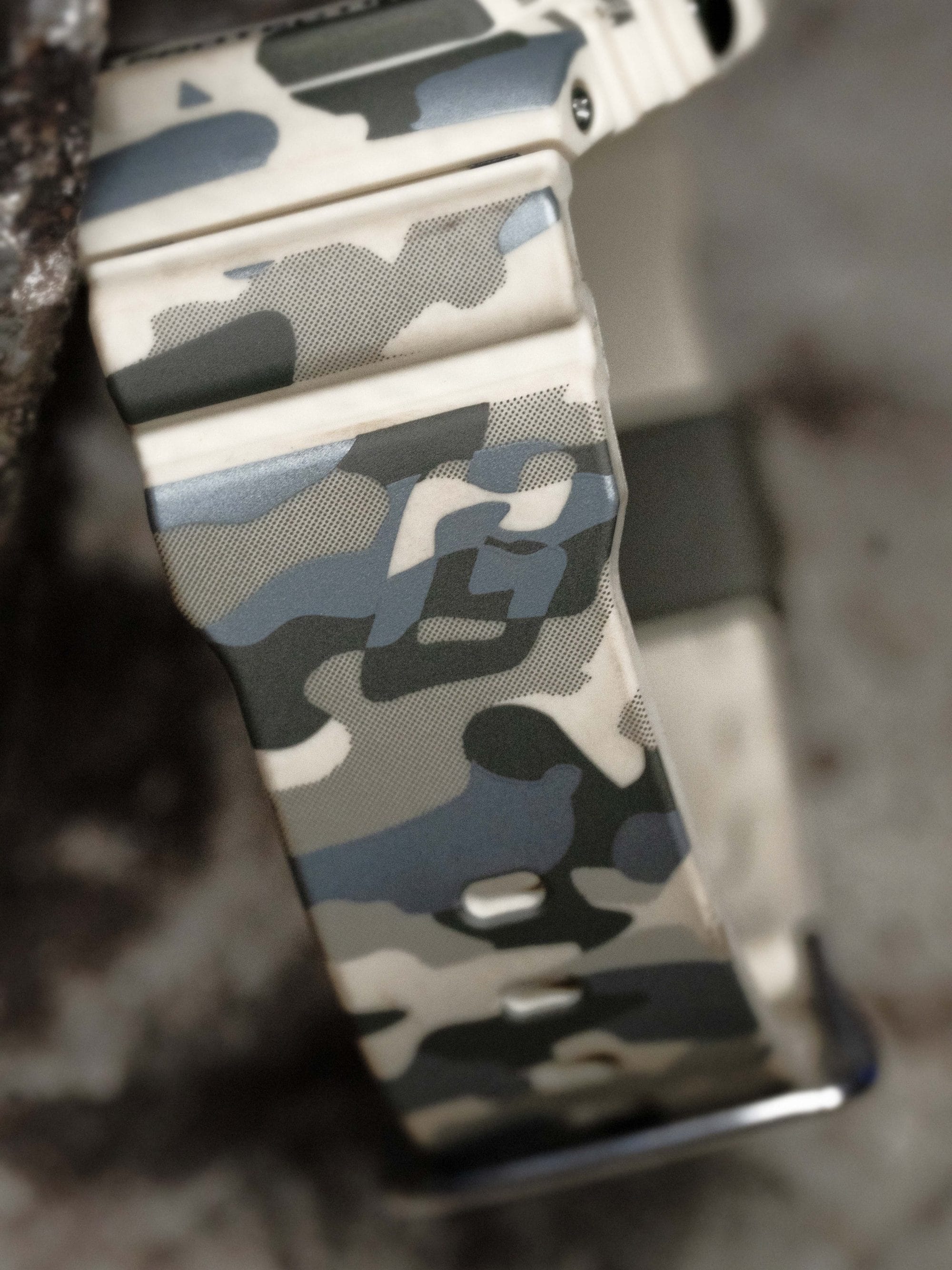 Close-up van de GA-2100CM-5A G-Shock horlogeband en zijn camouflagepatroon met een verborgen G