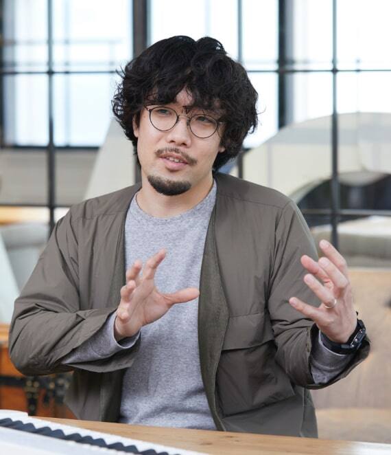 Shunsuke Oka gebaart terwijl hij vertelt.