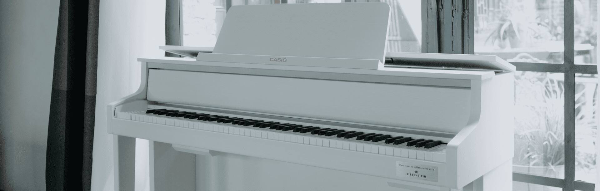 De witte GP-310 Grand Hybrid-piano uit de Celviano Grand Hybrid-serie.
