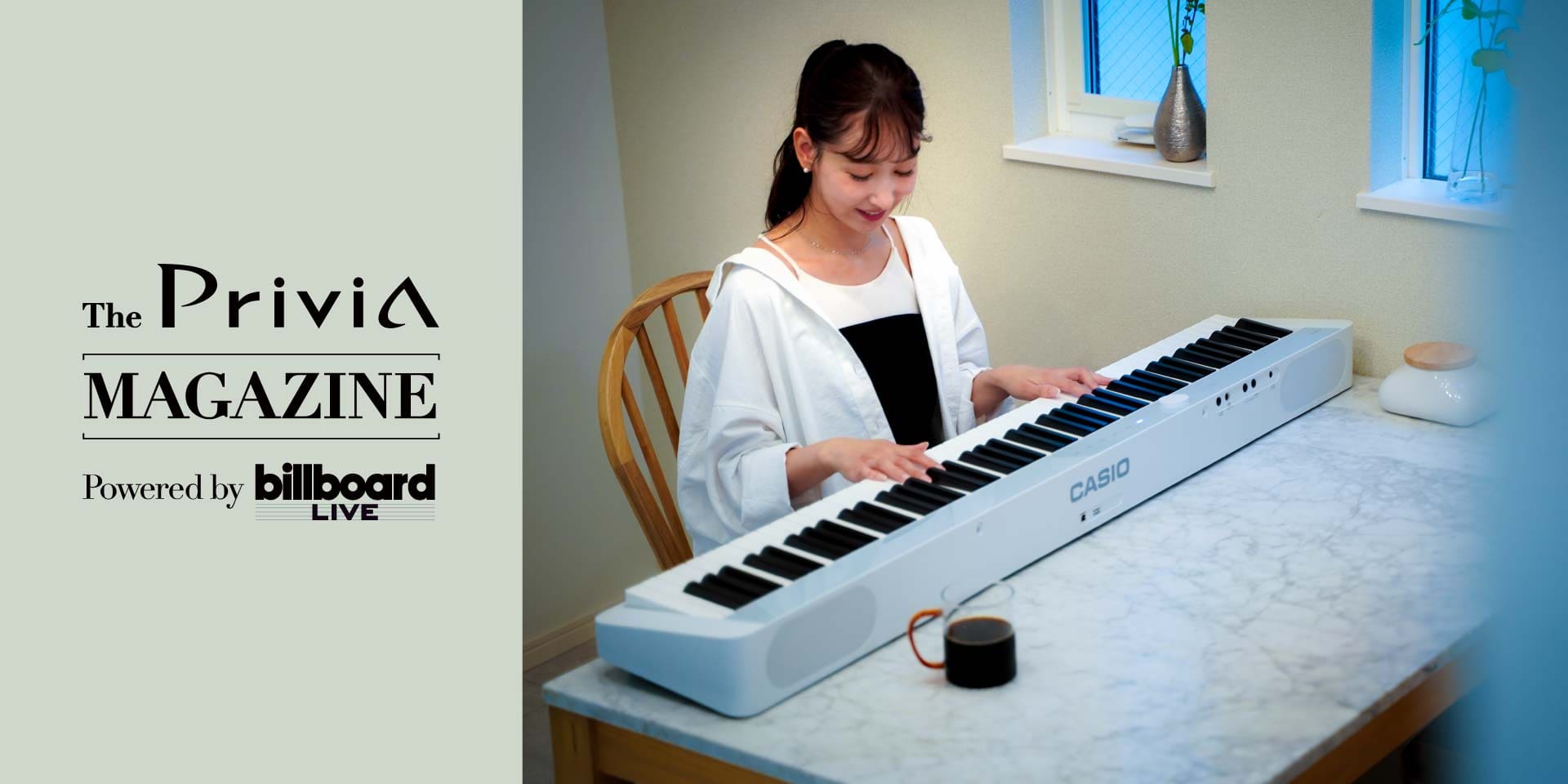Ai Uehara speelt op haar Privia digitale piano. Tekst bij de foto: “The Privia Magazine powered by billboard live”. De foto linkt naar de pagina: Life with Privia, nummer 22, Yokohama
