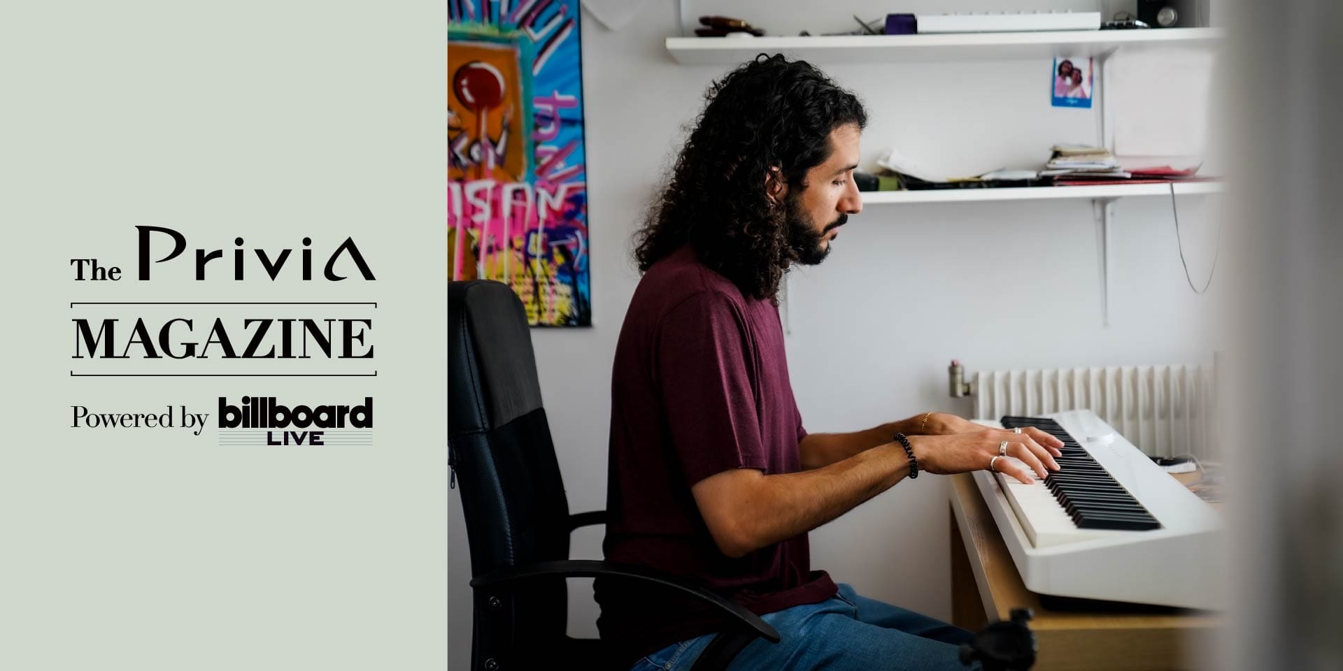 Acteur Gabriel Kei speelt op zijn Privia digitale piano. De tekst bij de foto zegt: “The Privia Magazine powered by billboard live”. De foto linkt naar het interview met Gabriel Kei op zijn Life with Privia-pagina.