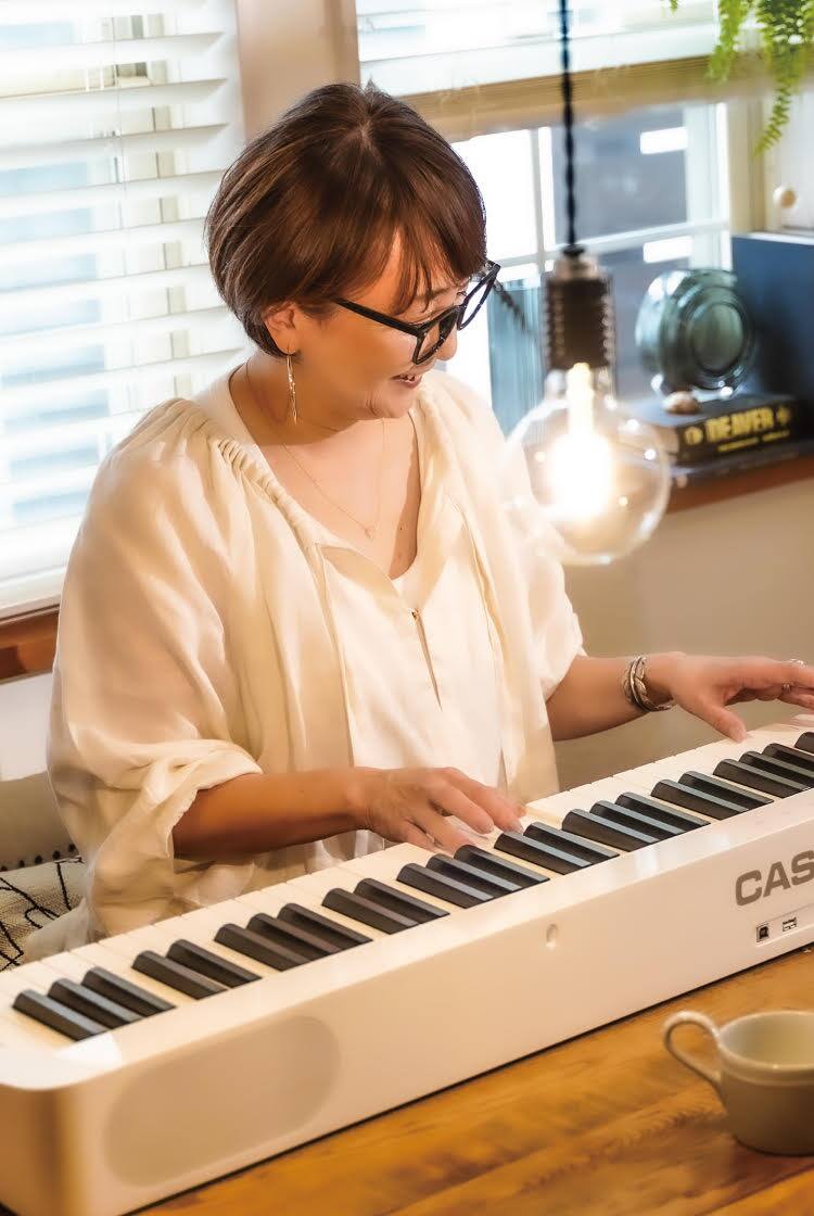 Naoko Murakami matcht haar lichtgekleurde outfit met haar witte CASIO keyboard.