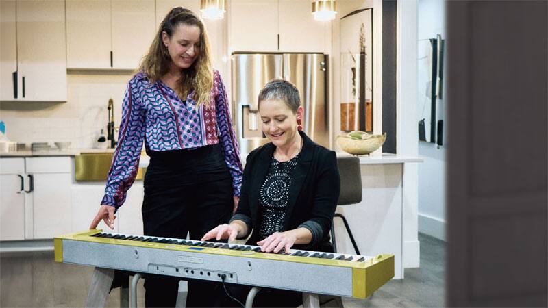 Rebecca Cline en Sarah Brindell spelen op hun digitale Privia piano's.