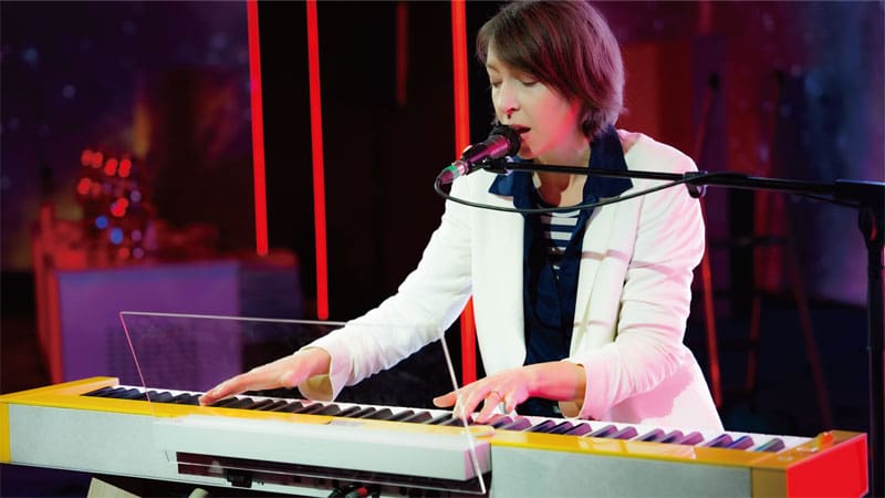 Jeanne Cherhal zingt en speelt op de gele Privia PX-S7000HM.