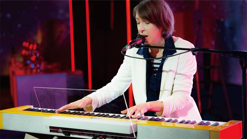 Jeanne Cherhal zingt en speelt op de gele Privia PX-S7000HM.