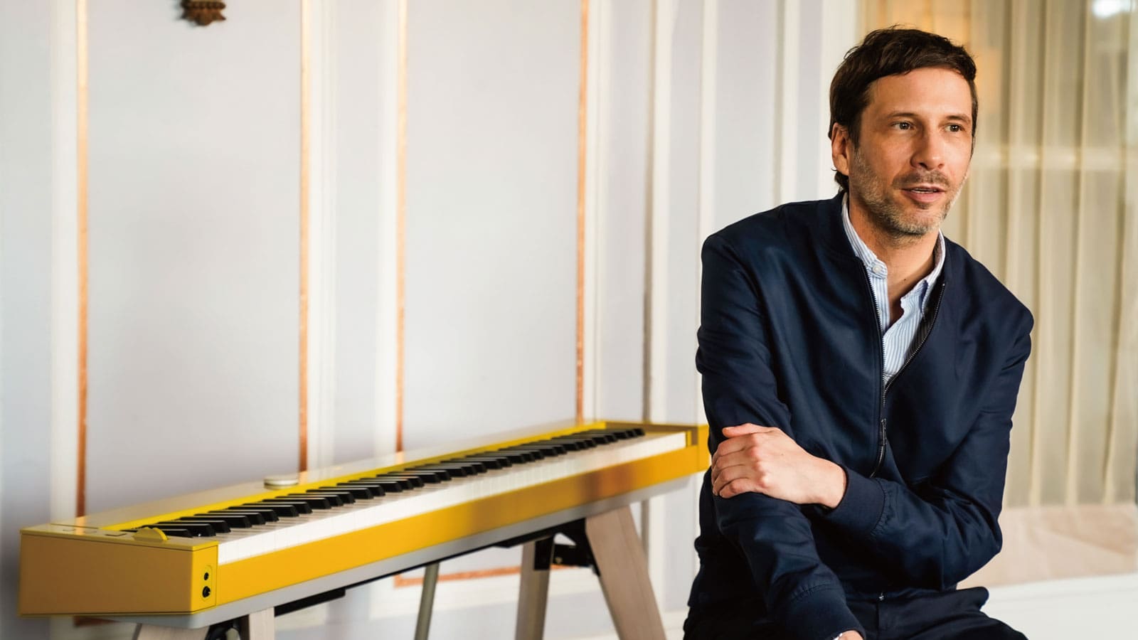 Alex Beaupain in gesprek met Privia Magazine. Op de achtergrond staat zijn Privia PX-S7000HM.