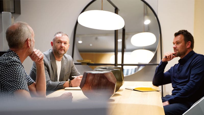 Ligne Roset in gesprek aan tafel.