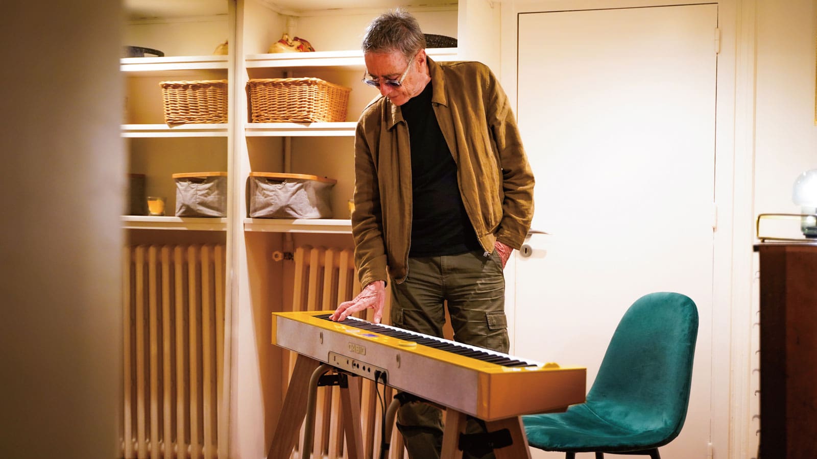 Alain Chamfort speelt staand op zijn Privia digitale piano.