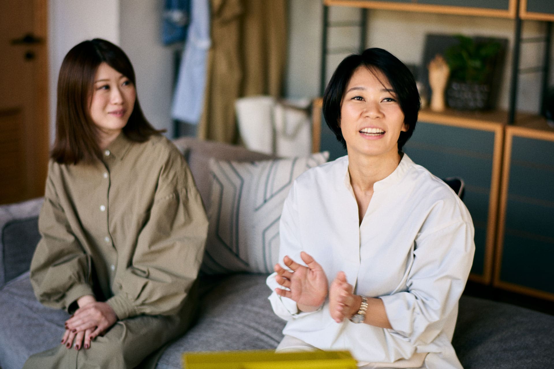 Marie Hashimot en Asami Ogasawara op een bank tijdens het interview.