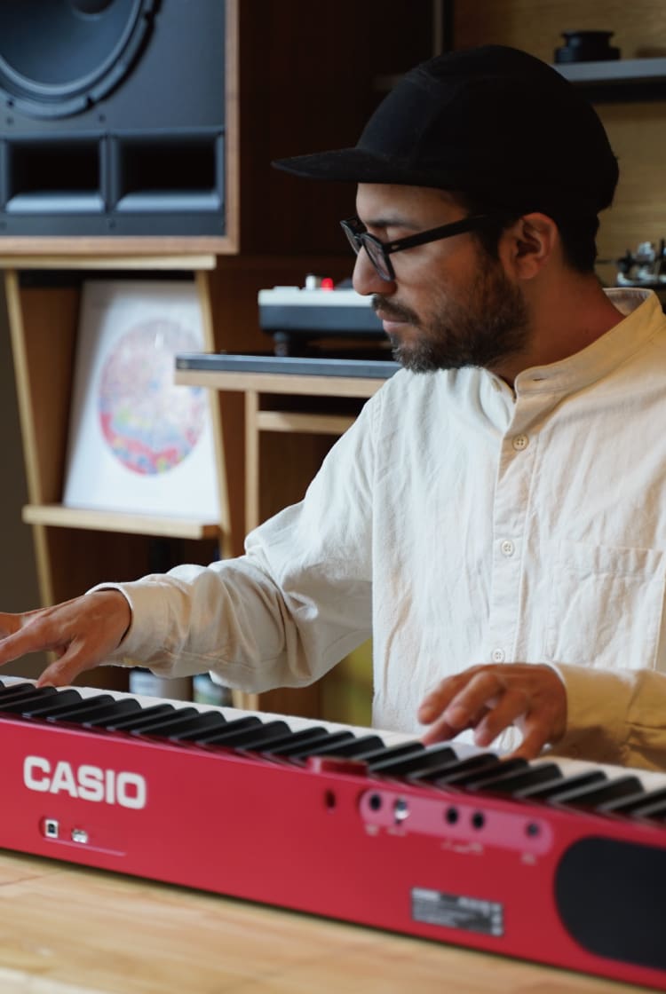 Kevin Rodriguez speelt op zijn rode Privia. De foto linkt naar zijn Life with Privia-pagina.