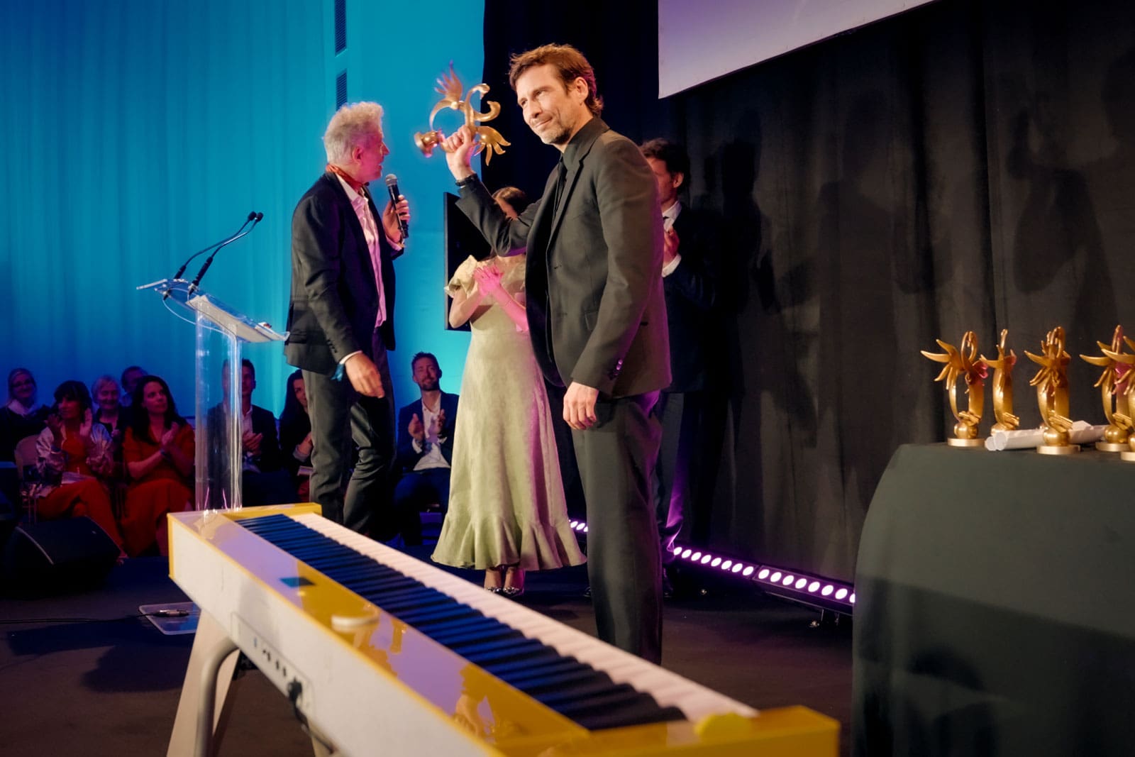 Alex Beaupain op het podium tijdens de prijsuitreiking voor de beste romantische filmmuziek op het Festival van de Romantische Film in Cabourg