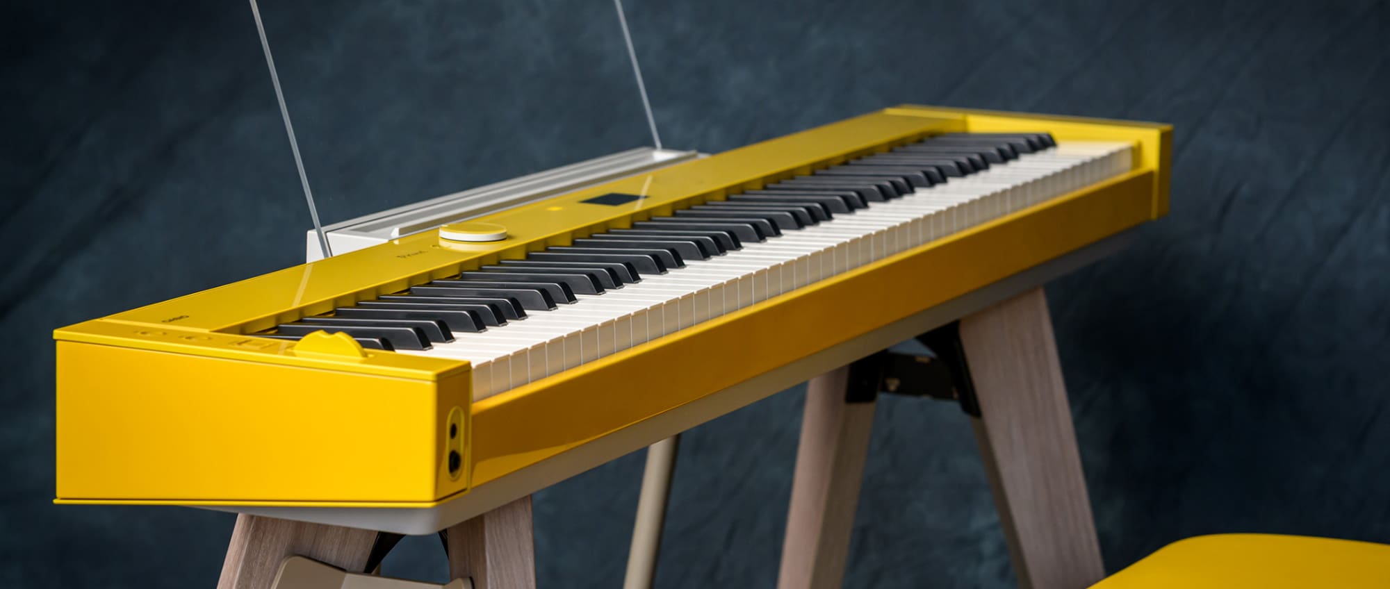 Het mosterdgele Privia PX-S7000 keyboard.