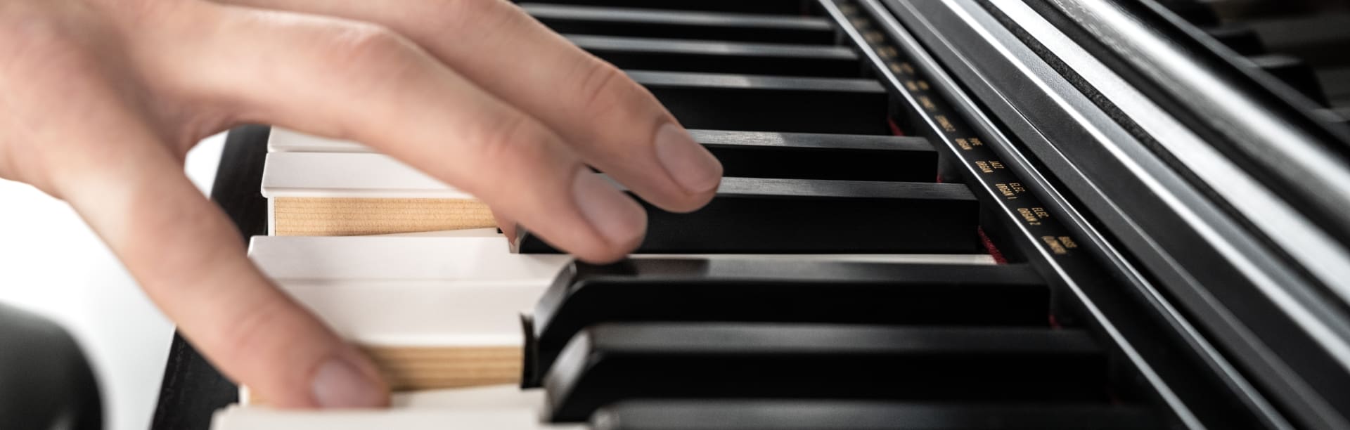 Close-up van een hand die op de zwarte GP-510BP digitale piano speelt.