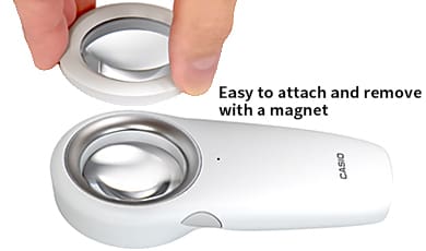 Iemand houdt de conversielens boven de dermatologische scope DZ-S50. Engelse tekst vult de afbeelding aan: “Easy to attach and remove with a magnet”