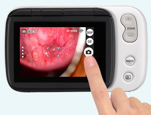 Een vinger drukt op de ontspanknop van het camerascherm
