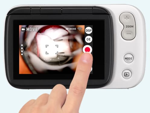Een vinger tikt op de ontspanknop van het camerascherm in de filmmodus