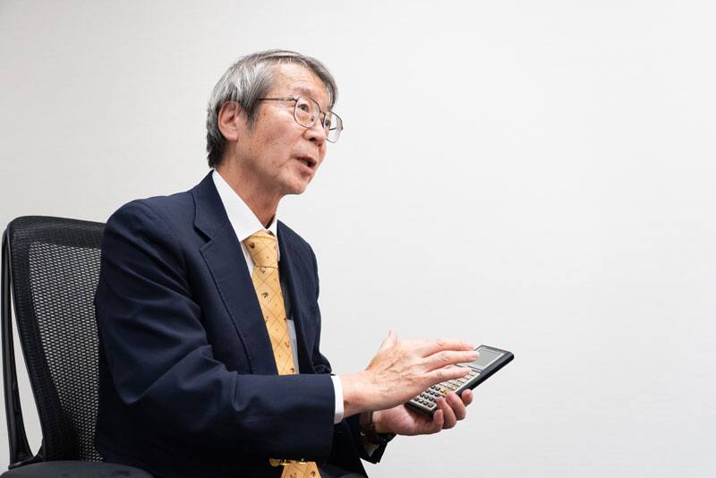 Yoshino in gesprek met de fx-7000G in zijn hand