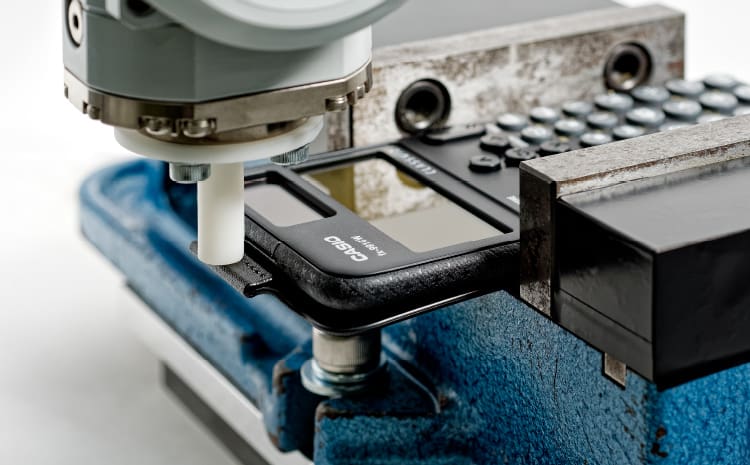 Een robot duwt een grafische rekenmachine