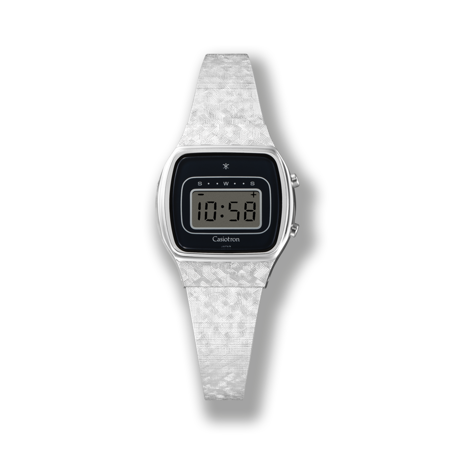 Een klein digitaal horloge van CASIO met zilverwitte armband en zwarte rand rond het display.