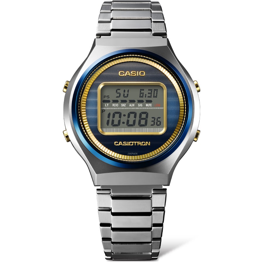Het polshorloge “CASIOTRON TRN-50SS-2A” met zilveren schakelarmband, rond digitaal display met blauwe en gouden details