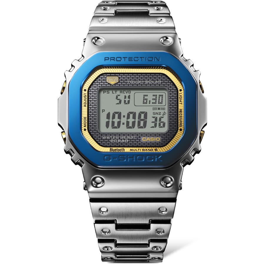 Het G-SHOCK GMW-B5000SS-2 polshorloge uit de Sky and Sand-collectie met zilveren armband en blauwe kast en goudkleurige details in het digitale display.
