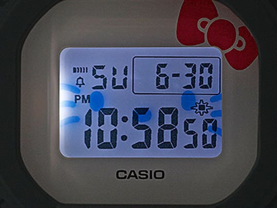 LED-achtergrondverlichting in het display van het BABY-G  x Hello Kitty-horloge, het gezicht van Hello Kitty is vaag te herkennen.