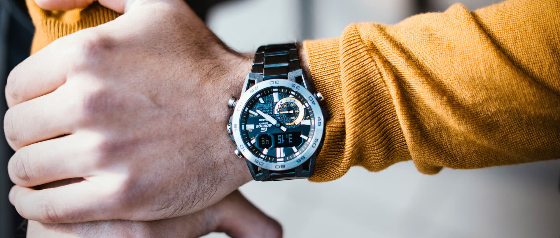 Het Edifice analoge digitale horloge “ECB-40DC” gedragen om de pols