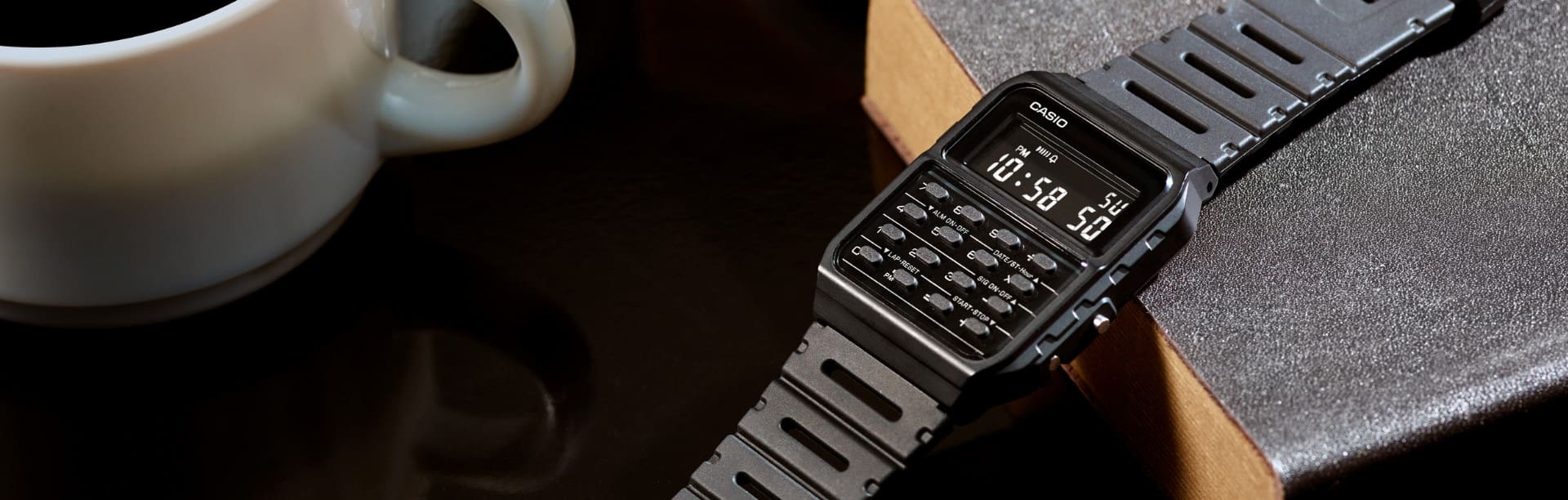 Het stoere CASIO Vintage Collection-horloge CA-53 in zwart met een zwarte kunststof band, rekenmachinefunctie en een klein digitaal display.