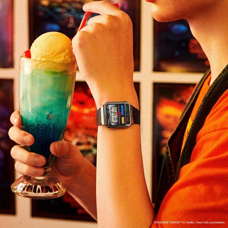 Een model draagt de Casio vintage "A120WEST-1A". Op de achtergrond is een nagespeelde scène uit Stranger Things te zien.