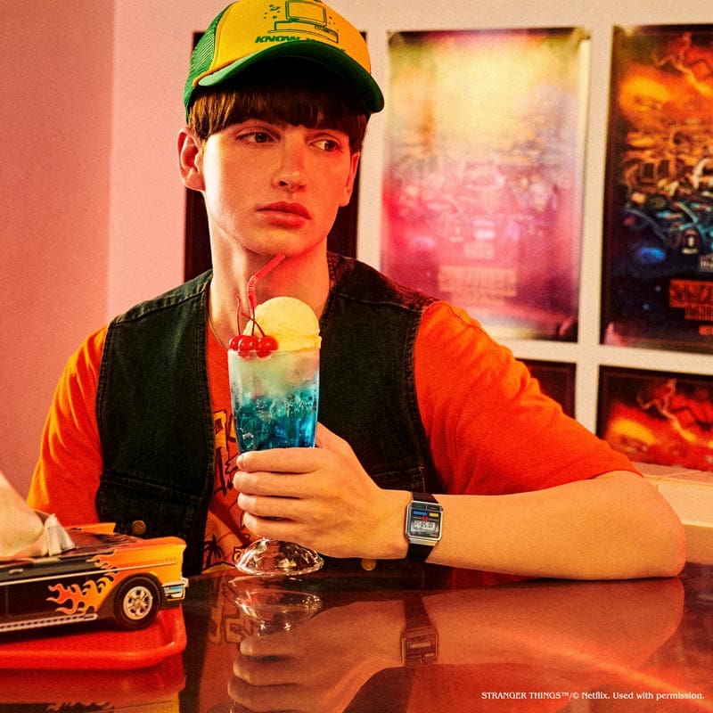 Een model draagt de Casio vintage "A120WEST-1A". Op de achtergrond is een nagespeelde scène uit Stranger Things te zien.