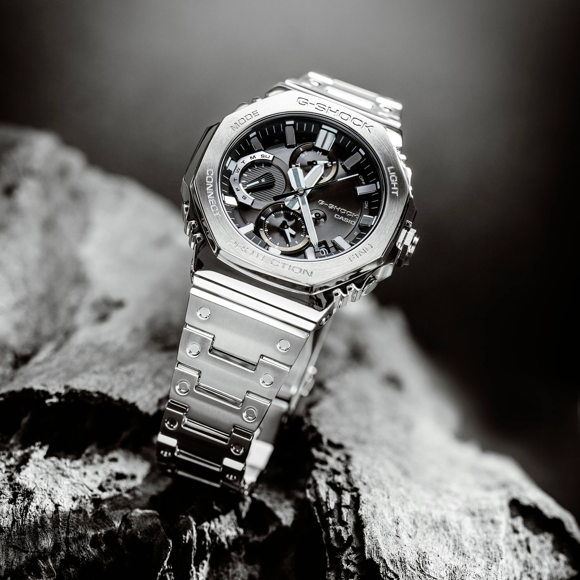 Het zilveren G-Shock GMC-B2100D-1A volledig metalen horloge met zwarte wijzerplaat. De afbeelding linkt naar de productpagina.